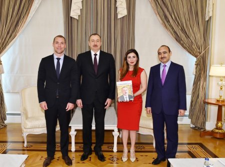 Prezident İlham Əliyevə "Dünyada ilin adamı" mükafatı təqdim olundu
