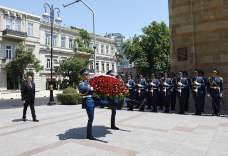 İlham Əliyev Cümhuriyyət abidəsini ziyarət etdi