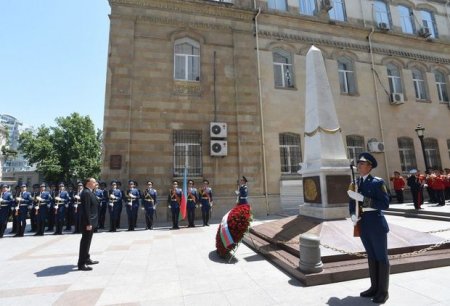 İlham Əliyev Cümhuriyyət abidəsini ziyarət etdi