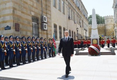 İlham Əliyev Cümhuriyyət abidəsini ziyarət etdi