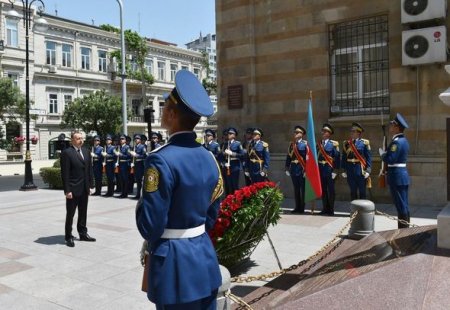 İlham Əliyev Cümhuriyyət abidəsini ziyarət etdi
