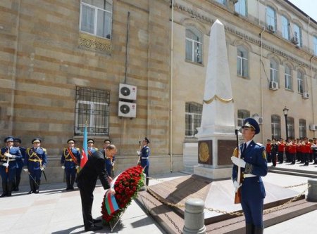 İlham Əliyev Cümhuriyyət abidəsini ziyarət etdi