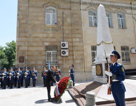 İlham Əliyev Cümhuriyyət abidəsini ziyarət etdi