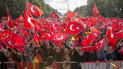 10 min türk Bundestaqı mühasirəyə aldı