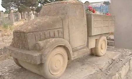 Bakının qeyri-adi baş daşları: Daraq, qayçı, mişar