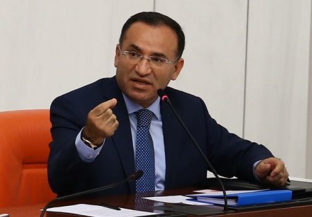 Türkiyəli nazir Almaniyaya yandırılmış yəhudiləri xatırlatdı