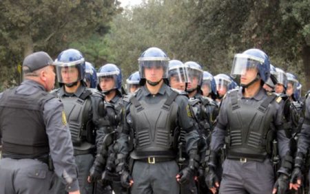 Bakıdakı Rusiya səfirliyini silahlı polislər əhatəyə aldı