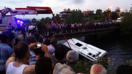 Türkiyədə şagirdlər qəzaya düşdü: 13 ölü, 23 yaralı