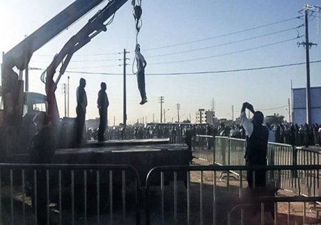 İranda qadınları zorlayan iki şəxsi asdılar