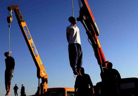 İranda qadınları zorlayan iki şəxsi asdılar