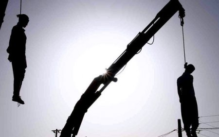 İranda qadınları zorlayan iki şəxsi asdılar