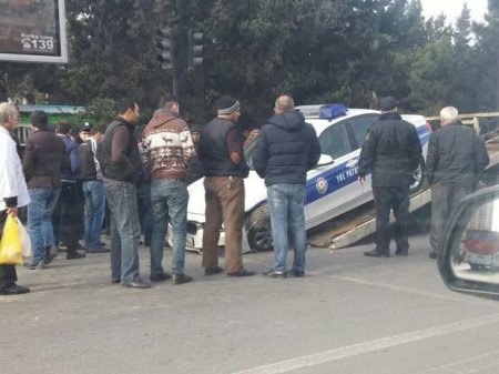 Bakıda yol polisinin avtomobili qəzaya düşdü