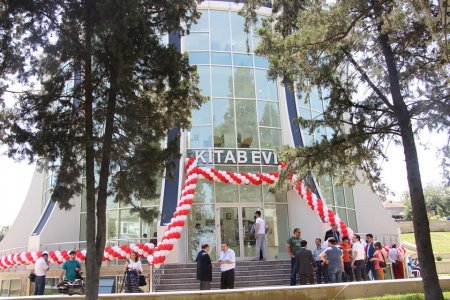Azərbaycanın ən böyük kitab mağazası Gəncədə fəaliyyətə başladı