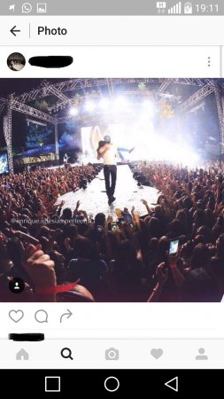 "Enrique İglesias"ın qucağına tullanan qızın instagram'da paylaşdığı görüntülər.