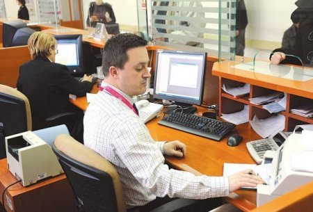 Müştərilərin kredit hesabları 20 aylıq minimuma enib