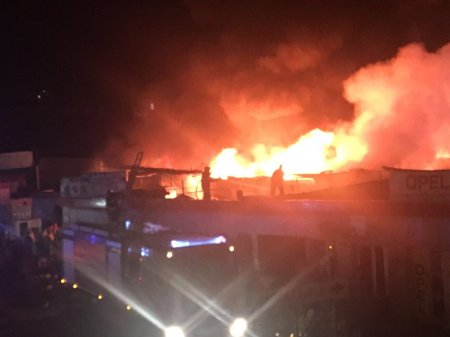 Maşın bazarında 60 dükan yanıb