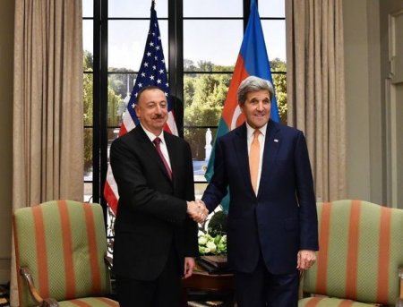 İlham Əliyev Con Kerri ilə Qarabağı müzakirə etdi