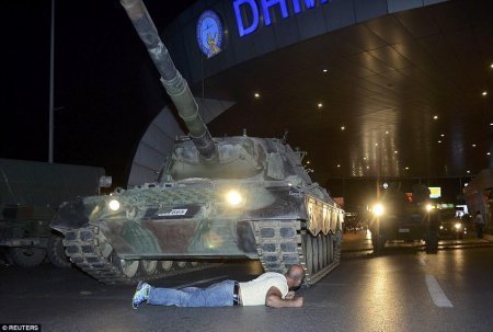 Türkiyənin qanlı gecəsi: dünya bu türkdən danışır Türkiyənin qanlı gecəsi: dünya bu türkdən danışır