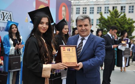 “Deyirlər ki, oxuyan qız özünə baxmaz” - İlin tələbəsi