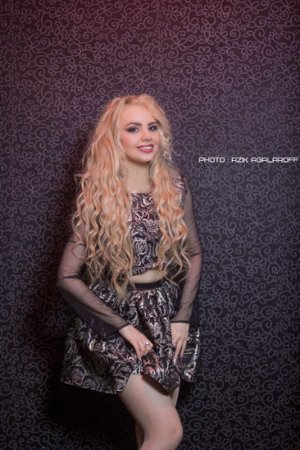 Mini ətəkli azərbaycanlı model bilyard stolunda