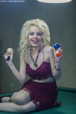 Mini ətəkli azərbaycanlı model bilyard stolunda
