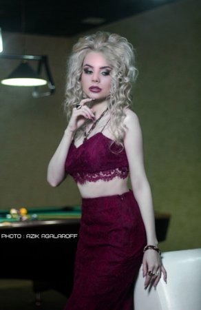Mini ətəkli azərbaycanlı model bilyard stolunda