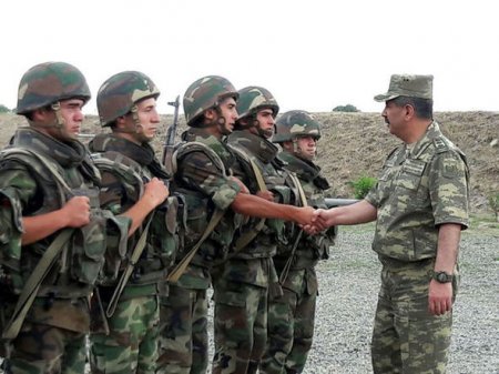 Zakir Həsənov bayramı əsgərlər ilə birlikdə keçirdi