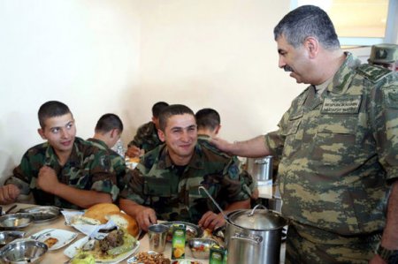 Zakir Həsənov bayramı əsgərlər ilə birlikdə keçirdi