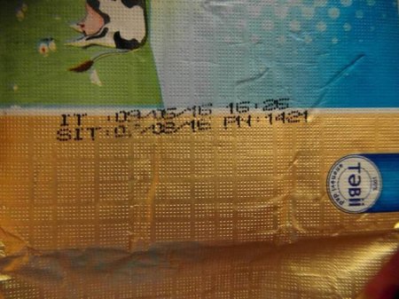 'Bizim market'də biabırçılıq - Aldığı məhsulun içindən görün nə çıxdı
