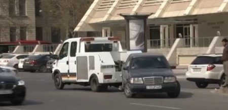 Bakıda evakuator avtomobili apararkən altını qopardı