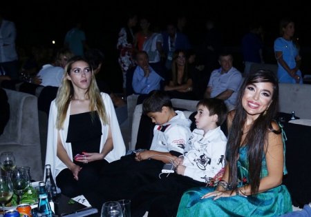 Leyla Əliyeva oğlanları ilə konsertdə