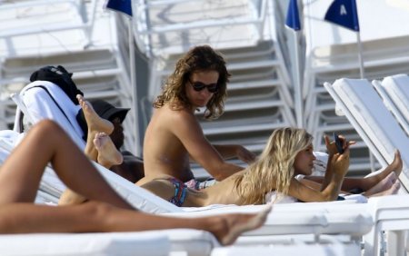 Məşhur model dənizkənarında bikinisiz günəş alarkən, fanatlarının hücumuna məruz qaldı