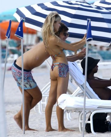 Məşhur model dənizkənarında bikinisiz günəş alarkən, fanatlarının hücumuna məruz qaldı