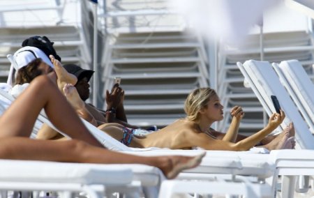 Məşhur model dənizkənarında bikinisiz günəş alarkən, fanatlarının hücumuna məruz qaldı