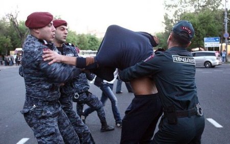 Ermənistada zəbt olunmuş polis məntəqəsinin ətrafında gərginlik artır