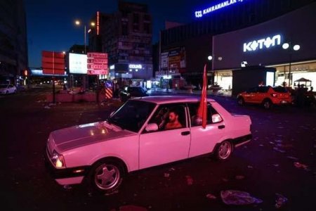 Türkiyədə on minlərlə insan küçədə gecələdi