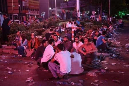 Türkiyədə on minlərlə insan küçədə gecələdi