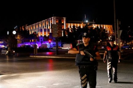 XİN: Türkiyədə dövlət çevrilişinə cəhd zamanı 1400 nəfər yaralanıb