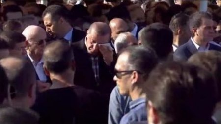 Ərdoğan qiyamda öldürülən vətəndaşın dəfnində ağlayıb