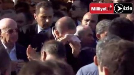 Ərdoğan qiyamda öldürülən vətəndaşın dəfnində ağlayıb