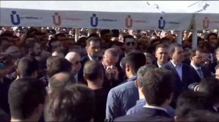 Ərdoğan qiyamda öldürülən vətəndaşın dəfnində ağlayıb