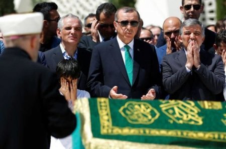 Ərdoğan qiyamda öldürülən vətəndaşın dəfnində ağlayıb