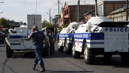Yerevanda ələ keçirilmiş polis bölməsindən bir girov azad edilib