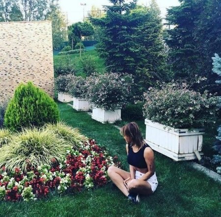 Rəqsanə yıxıb sürüdü: "Şortik geyinmək eyibdirsə, onda siz..."