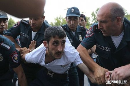 Yerevanın mərkəzində polis zorakılığı