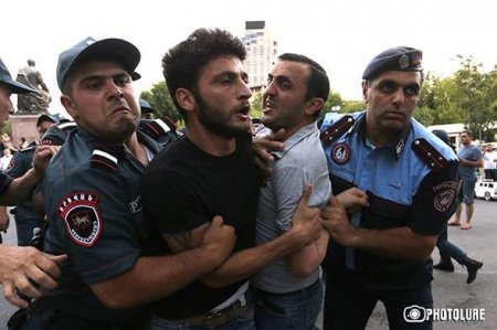 Yerevanın mərkəzində polis zorakılığı