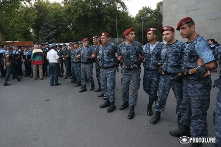 Yerevanın mərkəzində polis zorakılığı