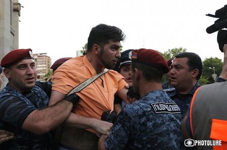 Yerevanın mərkəzində polis zorakılığı