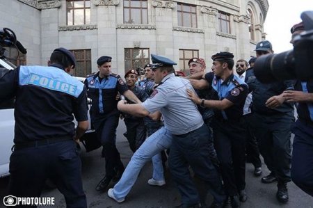 Yerevanın mərkəzində polis zorakılığı