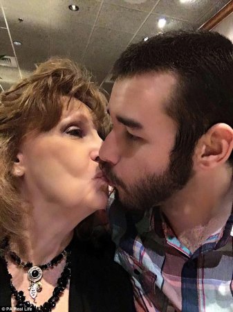 17 yaşlı oğlan 71 yaşlı nənəylə evləndi